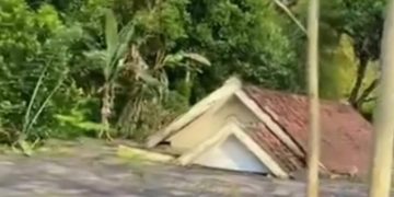 Lima belas rumah warga terendam banjir lahar Semeru di Lumajang, Jawa Timur (Instagram @tugujatimid)