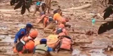 Korban bencana banjir Sumatera-Aceh masih terus pencarian. Foto saat BNPB tengah mengevakuasi korban bencana banjir (instagram @unilad.id)