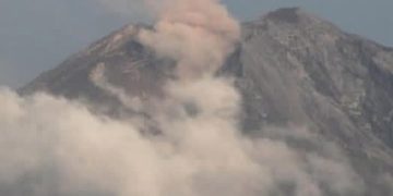 Gunung Semeru erupsi (instagram @heysoerabaya)