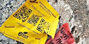 Viral di media sosial kayu gelondongan berlabel Kemenhut berserakan di Pantai Lampung (Instagram @ranahfakta)