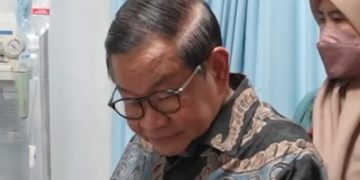 Gubernur DKI Jakarta Pramono Anung saat menjenguk para korban tabrakan mobil MBG, siswa dan guru SDN Kalibaru 01 Cilincing, Jakarta Utara (Instagram @pramonoanungw)