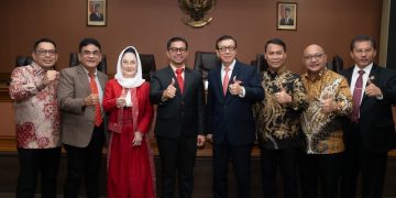 Marinus Gea bersama sejumlah Anggota Komisi XII DPR RI pada sidang terbuka promosi doktor di Universitas Sumatera Utara (USU) (Dok Suaranusantara)