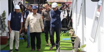 Presiden RI Prabowo Subianto saat meninjau ke lokasi huntara salah satunya Aceh. Presiden bicara soal lumpur yang mengendap (Instagram @presidenrepublikindonesia)