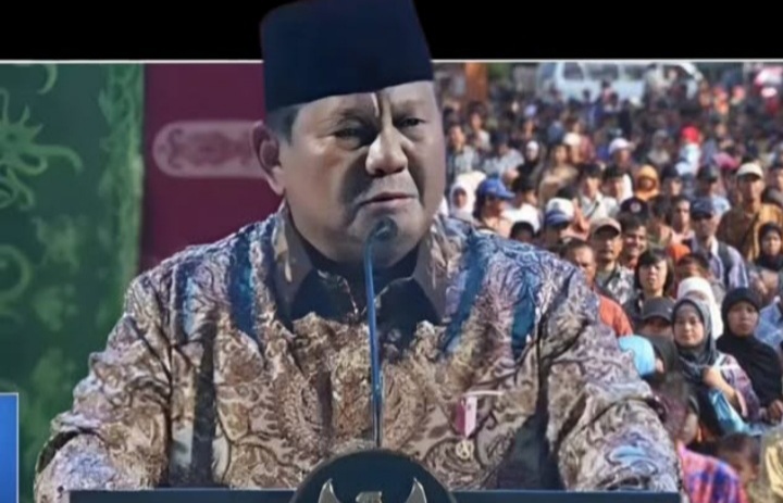 Presiden RI Prabowo Subianto saat hadiri acara Puncak Natal Nasional di Tennis Indoor Senayan, Jakarta bicara soal hasil survei GFS sebut Indonesia negara paling bahagia (Instagram @wartakertas.id)