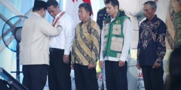 Presiden RI Prabowo Subianto anugerahi sejumlah tokoh Bintang Tanda Jasa dan Kehormatan saat panen raya di Karawang, Rabu 7 Januari 2026 (Instagram @prabowogibran)