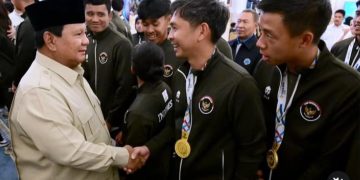 Presiden RI Prabowo Subianto saat saat bersalaman dengan para atlet Sea Games 2025 (Instagram @sekretariat.kabinet)