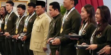 Presiden RI Prabowo Subianto berfoto bersama para atlet Sea Games 2025 usai pemberian penghargaan di Istana Negara, Jakarta, Kamis 8 Januari 2026 (Instagram @magelangekspres.id)