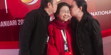 Momen manis Megawati Soekarnoputri saat dicium anak-anaknya Puan Maharani dan Prananda Prabowo (Instagram @gunromli)