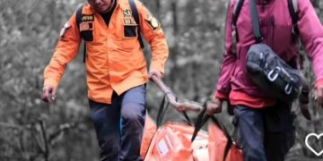 Tim SAR tengah melakukan proses evakuasi korban pesawat ATR 42 500 yang jatuh di Gunung Bulusaraung (Instagram @cruside)