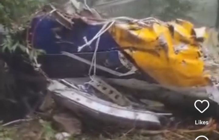 Serpihan pesawat ATR 42 500 yang jatuh di Gunung Bulisaraung Sulawesi Selatan (Instagram @info_mdo)