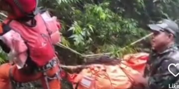 Tim SAR evakuasi satu jasad korban pesawat ATR 42 500. Foto evakuasi sebelumnya menggunakan tali kemudian ditarik pada Minggu 18 Januari 2026 (Instagram @maros.infomasi)