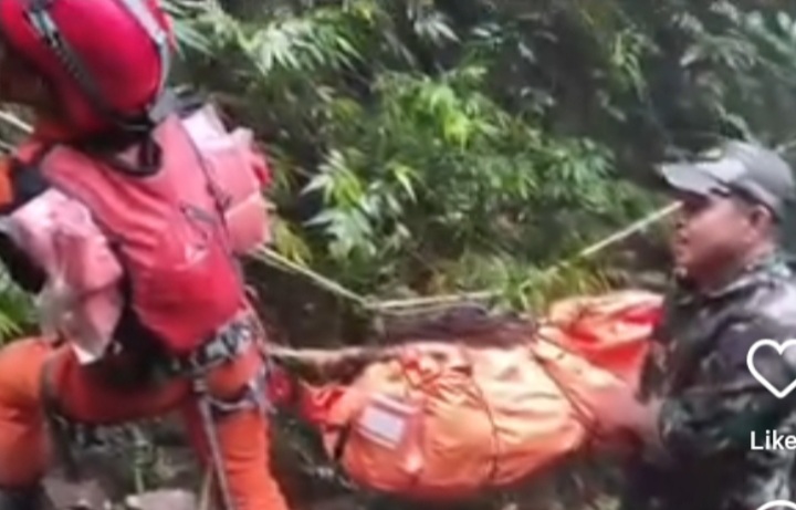 Tim SAR evakuasi satu jasad korban pesawat ATR 42 500. Foto evakuasi sebelumnya menggunakan tali kemudian ditarik pada Minggu 18 Januari 2026 (Instagram @maros.infomasi)