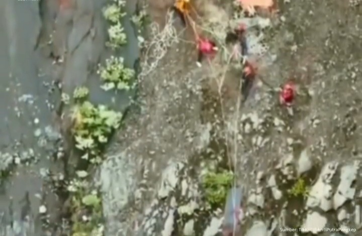 Kondisi medan jatuhnya pesawat ATR 42 500 (Instagram @leet.media)