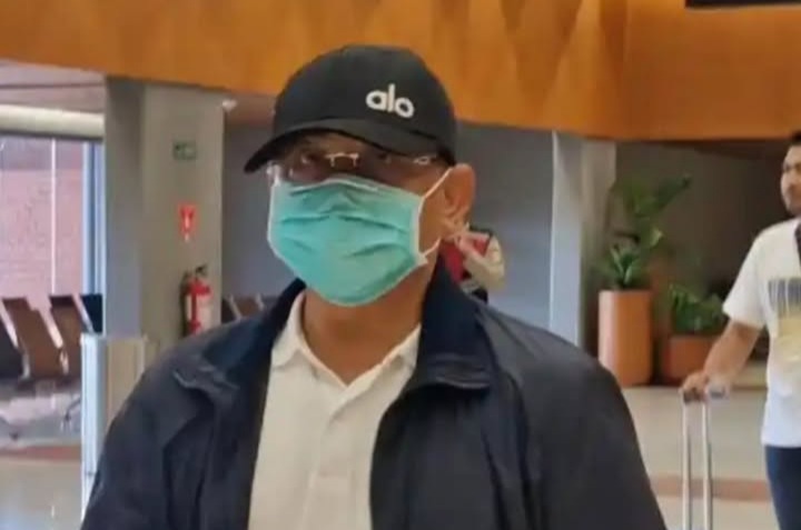 Bupati Pati Sudewo saat perjalanan menuju Jakarta di bandara usai terjaring OTT KPK, sebelumnya diperiksa di Polres Kudus Jawa Tengah (Instagram @kahijinews)