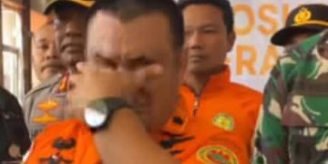 Tangis haru Tim SAR gabungan umumkan keberhasilan penemuan sepuluh jenazah korban pesawat ATR 42 500 (Instagram @lutim_update)