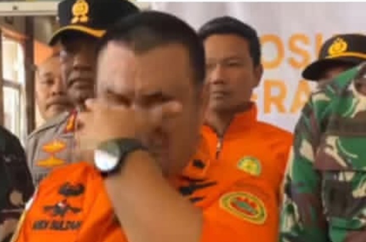 Tangis haru Tim SAR gabungan umumkan keberhasilan penemuan sepuluh jenazah korban pesawat ATR 42 500 (Instagram @lutim_update)