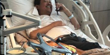 Menteri KKP Wahyu Sakti Trenggono terbaring di ruang perawatan rumah sakit usai jatuh pingsan (Instagram @swtrenggono)