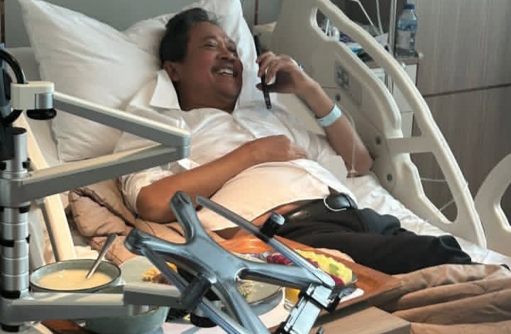 Menteri KKP Wahyu Sakti Trenggono terbaring di ruang perawatan rumah sakit usai jatuh pingsan (Instagram @swtrenggono)