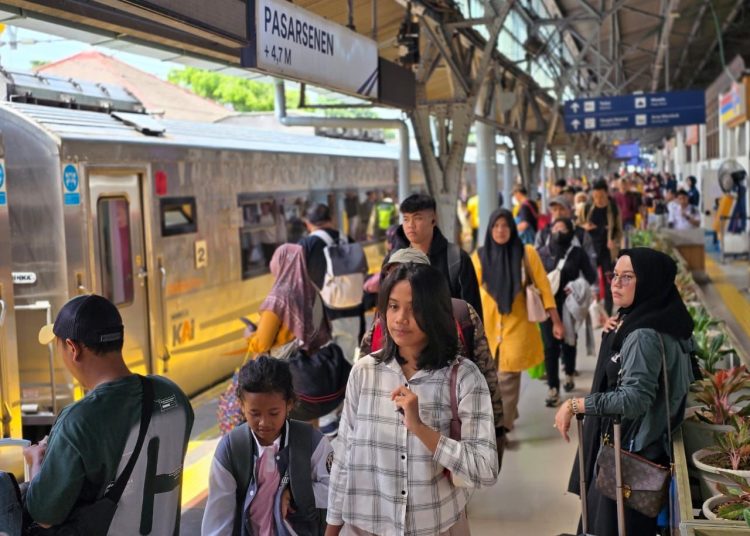 Masyarakat naik kereta (Dok PT KAI)