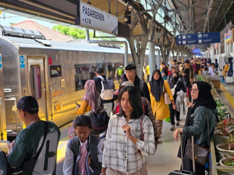 Masyarakat naik kereta (Dok PT KAI)