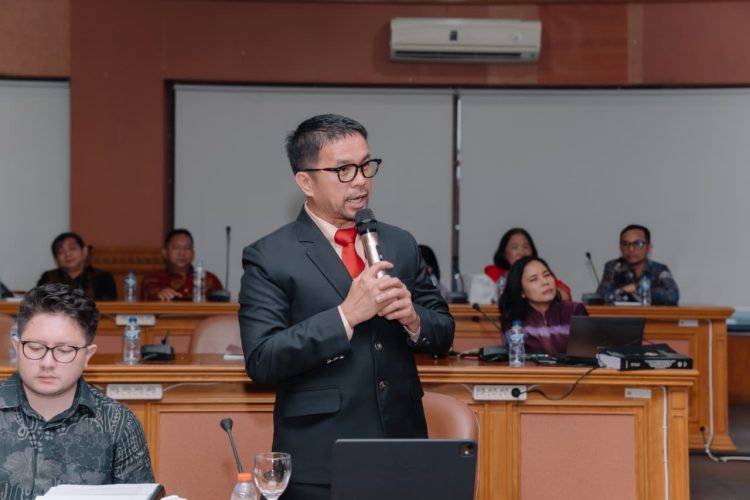 Anggota Komisi XIII DPR RI, Marinus Gea saat sidang terbuka ujian promosi doktor di Universitas Sumatera Utara (USU), Kamis (8/1/2026), yang digelar di Ruang IMT-GT Gedung Biro Rektor USU. (Dok Suaranusantara/Arisman Telaumbanua)