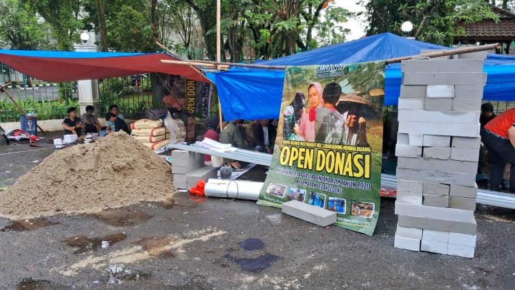 Warga Lebakgedong membuka donasi untuk pembangunan Huntap yang tak kunjung dibangun Pemerintah.(Def/SuaraNusantara)