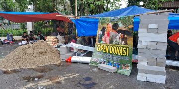 Warga membuka donasi berupa bahan bangunan untuk pembangunan Huntap korban bencana di Lebakgedong.(Def/SuaraNusantara)