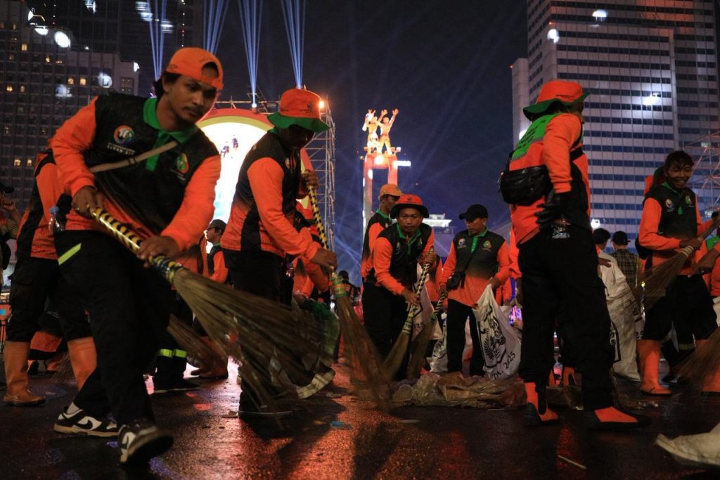 Pasukan oranye membersihkan sampah pasca tahun baru 2026 (Dok Pemprov DKI)