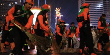 Pasukan oranye membersihkan sampah pasca tahun baru 2026 (Dok Pemprov DKI)