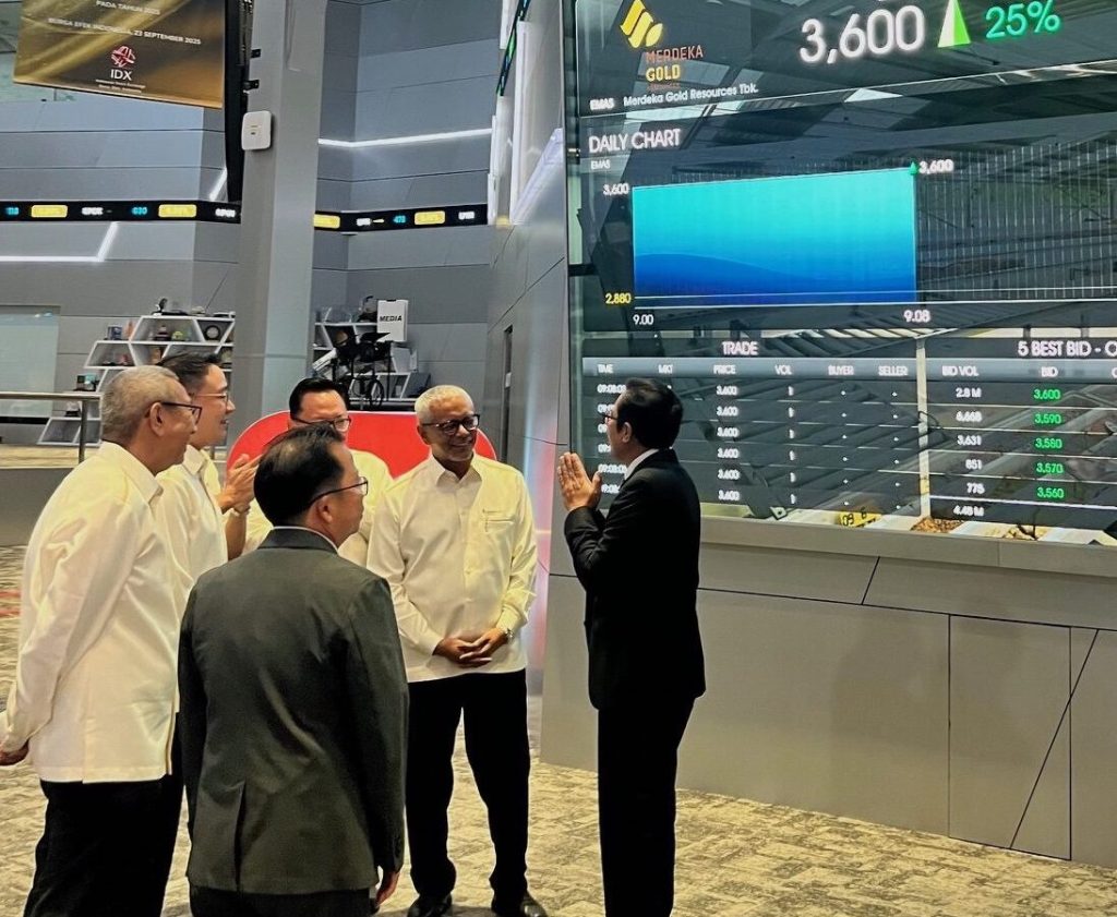 Pengurus Merdeka Resources mendapat penjelasan dari direktur Bursa Efek Indonesia usai seremoni pencatatan perdana saham perseroan. FOTO - ISTIMEWA