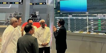 Pengurus Merdeka Resources mendapat penjelasan dari direktur Bursa Efek Indonesia usai seremoni pencatatan perdana saham perseroan. FOTO - ISTIMEWA