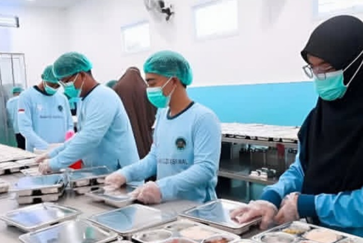 Pegawai SPPG tengah menyiapkan MBG (Instagram @infobuol)