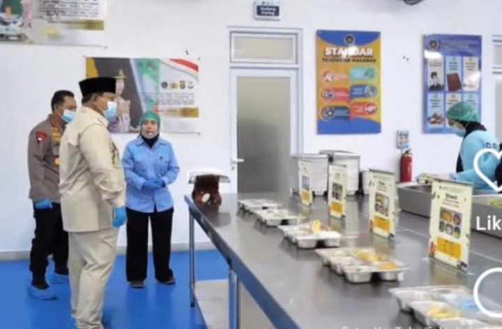 Presiden RI Prabowo Subianto saat cek fasilitas di SPPG Polri, Jumat 13 Februari 2026 (Instagram @trendingbuzz.id)
