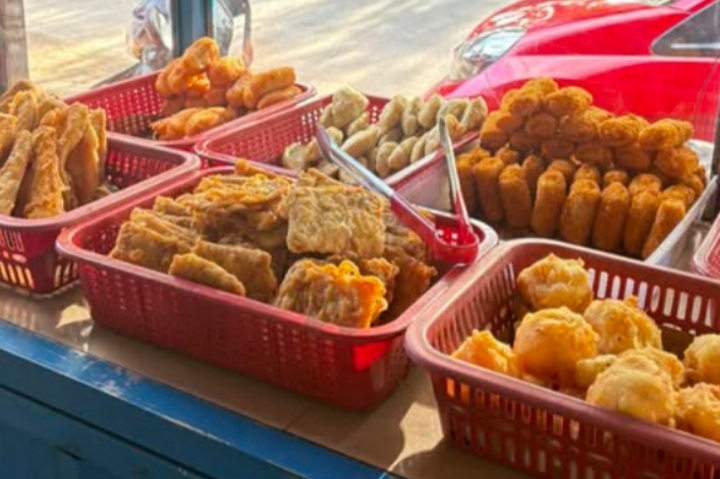 Gorengan selalu diburu oleh masyarakat sebagai takjil buka puasa (Instagram @pralindaesty)