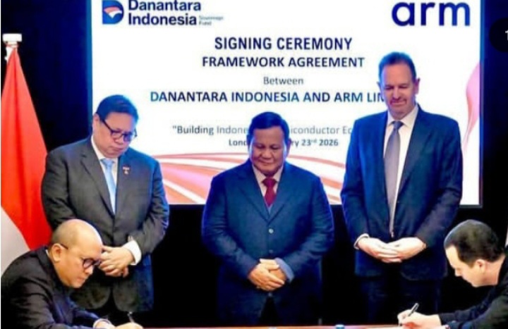 Presiden RI Prabowo Subianto saat menyaksikan penandatanganan kerangka kerja antara Danantara-Arm Limited (Instagram @airlanggahartarto_official)