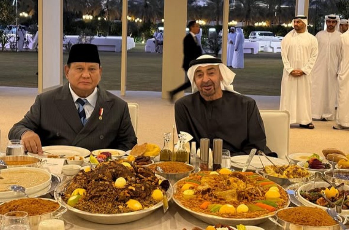 Presiden RI Prabowo Subianto dan Presiden MBZ buka puasa bersama di sela pertemuan bilateral (Instagram @prabowo)