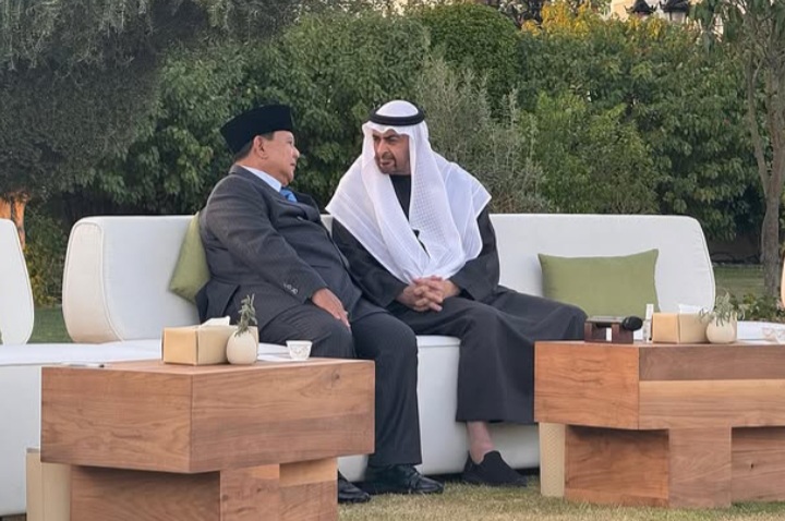 Presiden RI Prabowo Subianto dan Presiden Persatuan Uni Emirat Arab (UEA) Sheikh Mohammed bin Zayed Al Nahyan (MBZ) bertemu di Istana Qasr Al Bahr, Abu Dhabi (Instagram @prabowo)
