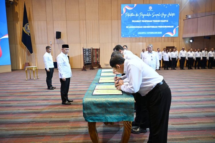 Menteri Perhubungan Dudy Purwagandhi melantik dan merotasi sejumlah Pejabat Eselon I, Jumat (13/2). (Dok Kemenhub)