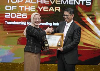 Direktur Utama PLN Enjiniring, Chairani Rachmatullah saat menerima penghargaan ajang Indonesia Top Achievements of the Year (ITAY) 2026. (Dok: Istimewa)