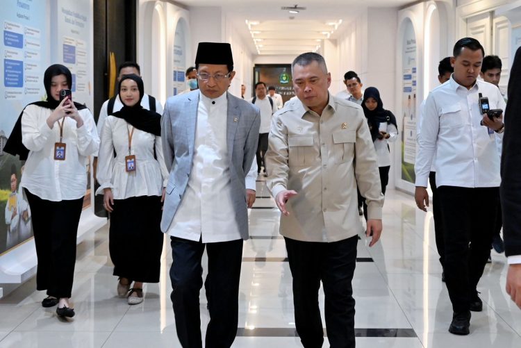 Menhub Dudy Purwagandhi dan Menag Nasaruddin Umar di Kantor Pusat Kementerian  Agama, Jakarta, Senin (23/2). (Dok Kemenhub)