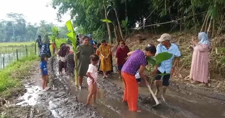 Aksi warga Intenjaya, Kabupaten Lebak, Banten, memprotes kondisi jalan yang sudah lama rusak.(Def/SuaraNusantara)