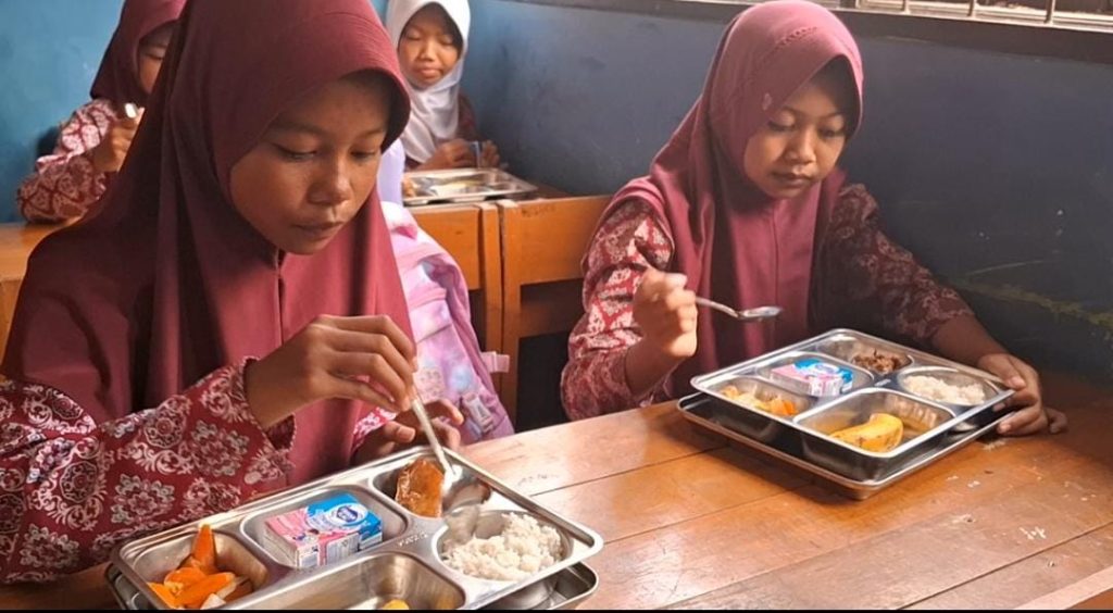 Siswi di Kabupaten Lebak saat menyantap menu MBG.(Def/SuaraNusantara)