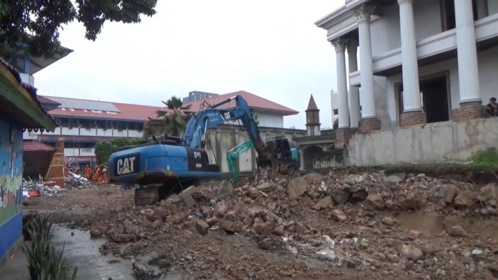 3 alat berat dikerahkan untuk mengevakuasi tembok roboh di SMPN 182 Jakarta, pada Senin (16/2/2026). (Ilham F/Suaranusantara)