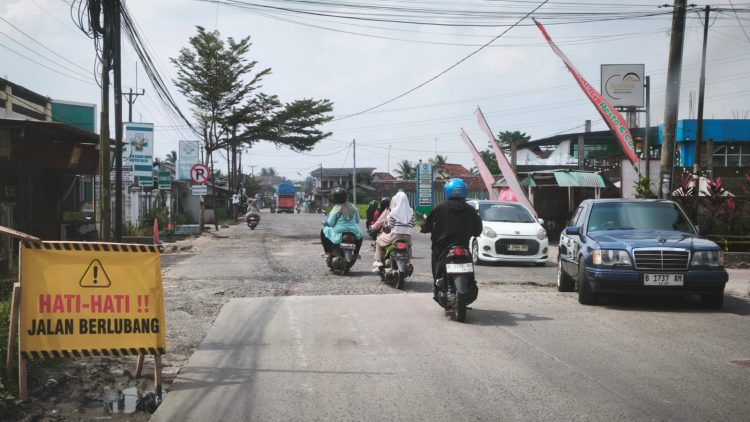 Ilustrasi jalan rusak di Banten.(Def/SuaraNusantara)