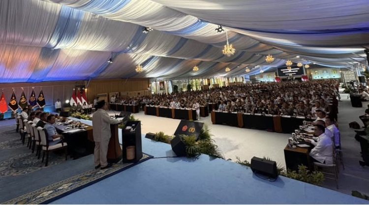 Presiden Prabowo Subianto beri taklimat kepada para peserta Rapim TNI-Polri, Senin (9/2/2026) (Dok Sekretaris Kabinet)