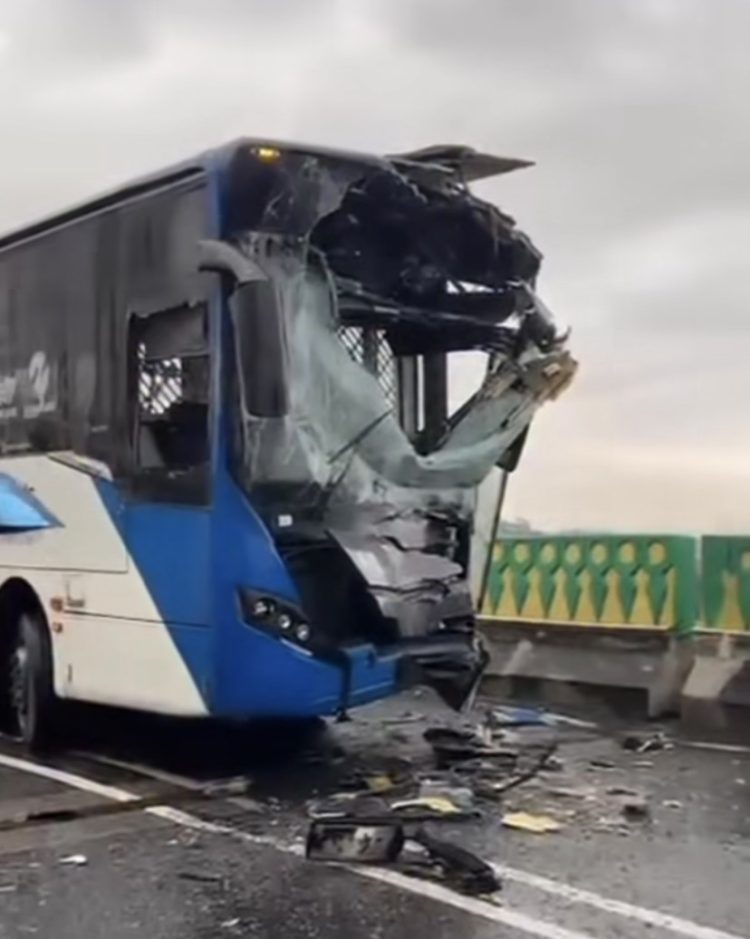 Dua bus TransJakarta di Koridor 13 jalur layang, ruas Swadarma arah Cipulir, Jakarta Selatan, pada Senin (23/2) pagi. (Dok Instagram Jktinfo)