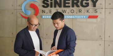 Dua pengurus INET tengah mengecek data perseroan. FOTO - ISTIMEWA