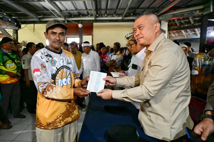Menhub Dudy Purwagandhi bersama Gubernur Jawa Barat Dedi Mulyadi beri kompensasi pada 557 pengemudi transportasi tradisional di wilayah Cirebon (Dok Kemenhub)