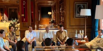 Momen pertemuan Presiden RI Prabowo Subianto dengan mantan ajudan dan pengawal era Kostrad-Kopassus (Instagram @sekretariat.kabinet)