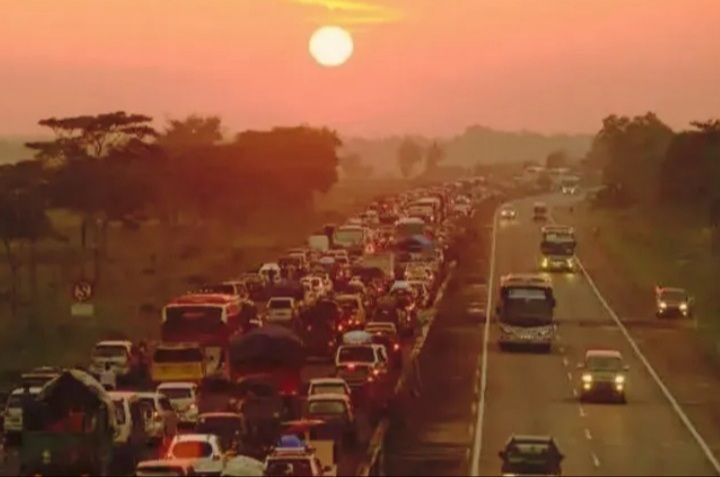 Ilustrasi volume kendaraan di jalan tol meningkat saat mudik Lebaran 2026 (Instagram @cirebontimur_official)